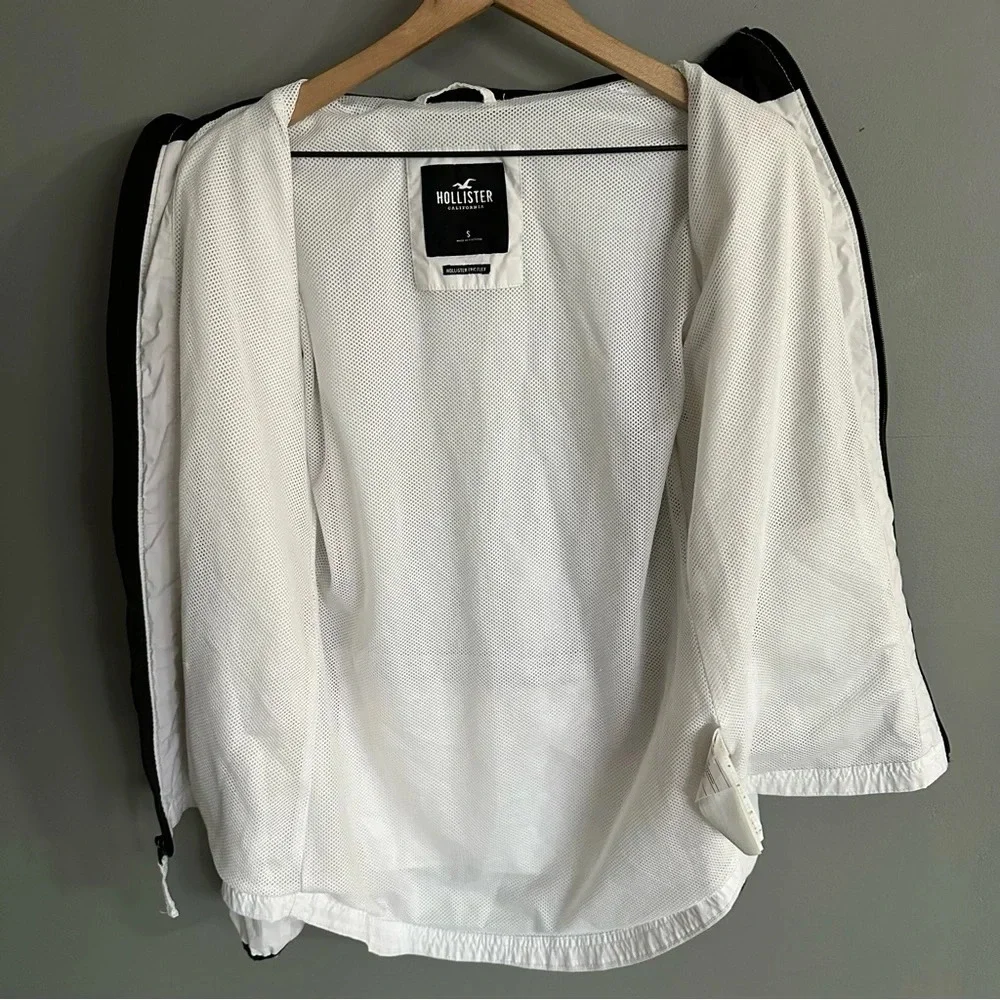 Hollister White windbreaker zip up. Small‎